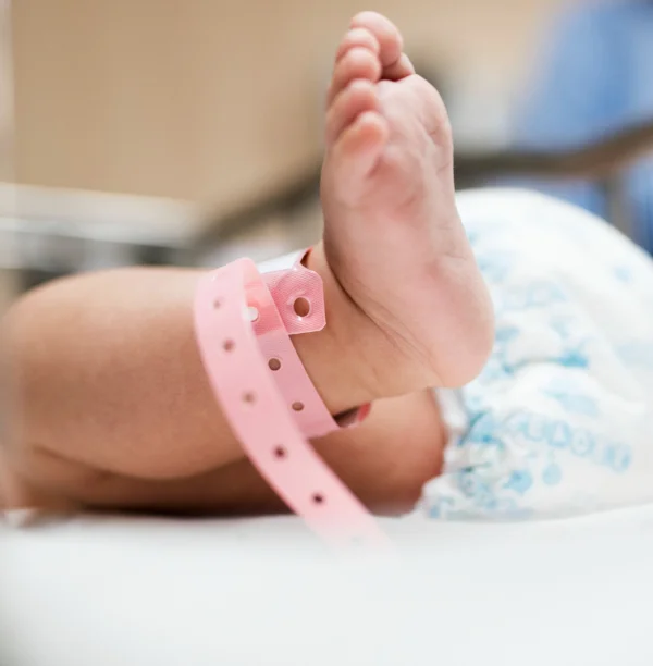 Kleine Füße eines neugeborenen Babys