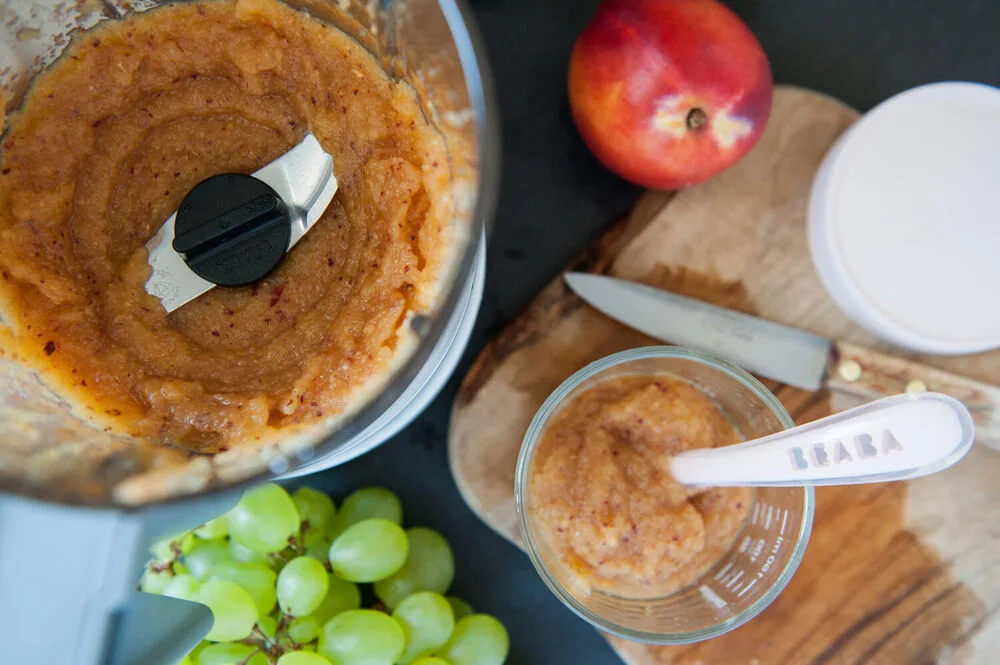 Babycook Neo en utilisation : compote mixée dans le bol en verre et portion servie dans un petit pot