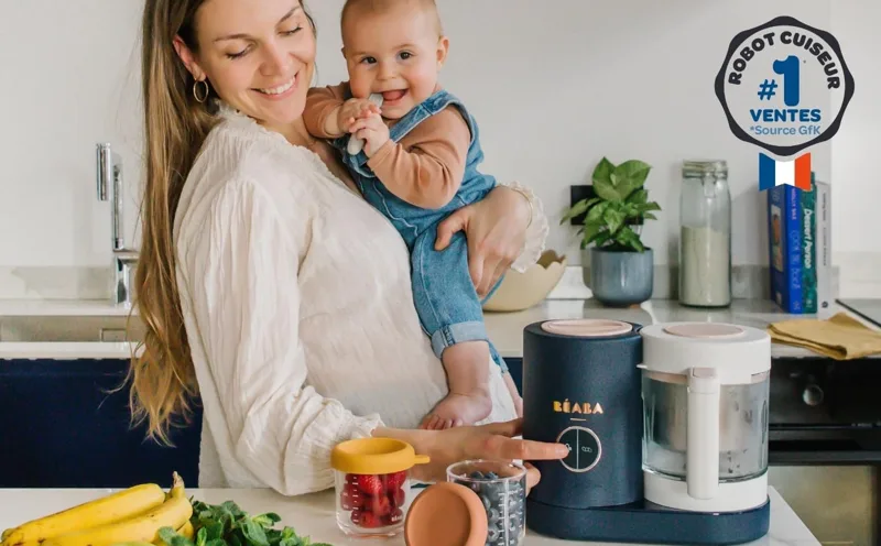 Parent et bébé dans une cuisine avec le Babycook Neo Béaba