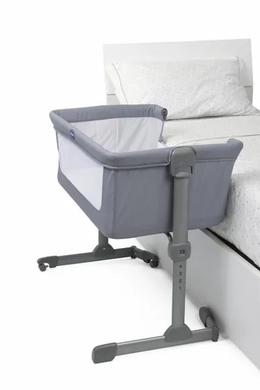Chicco Next2Me Essential installé à côté du lit parental, en coloris gris