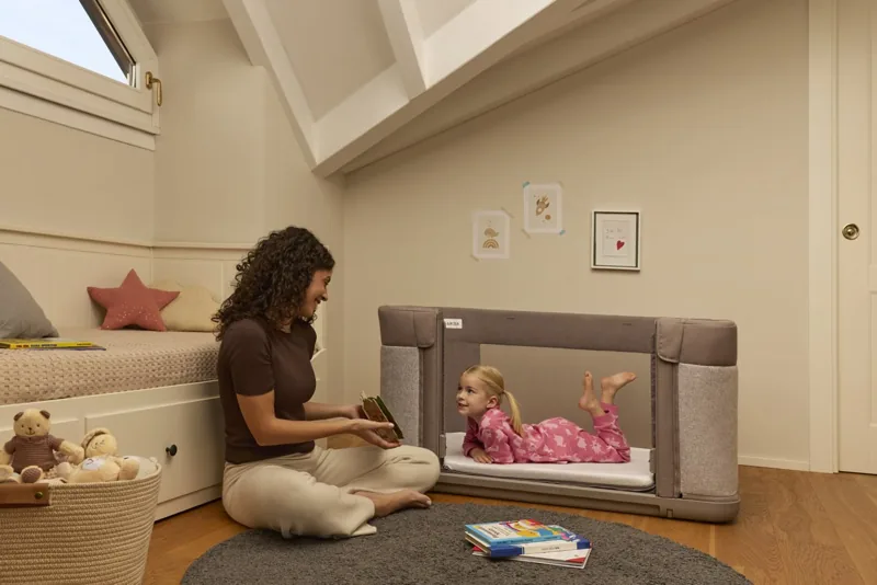 Chicco Next2Me Forever transformé en lit au sol, avec un enfant et sa maman