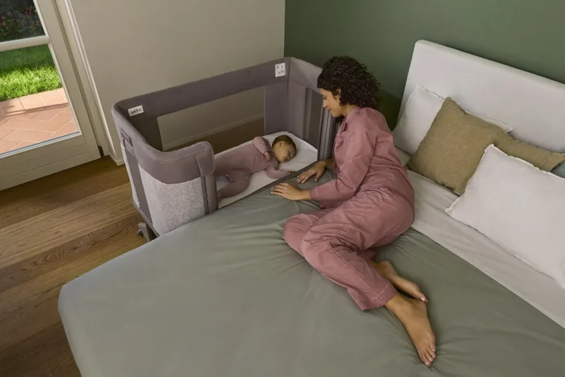 Chicco Next2Me Forever fixé au lit parental, avec un bébé et sa maman