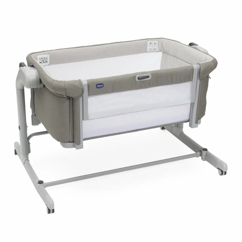 Chicco Next2Me Magic Evo avec barrière latérale coulissante et quatre roulettes